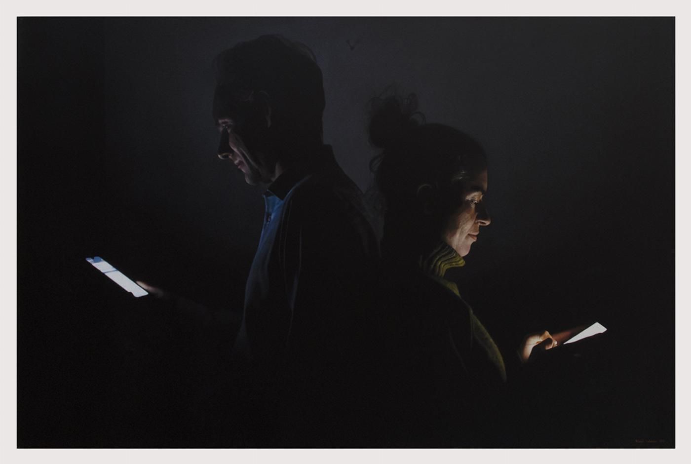 Retrato de pareja actual sumidos en el tenebrismo digital